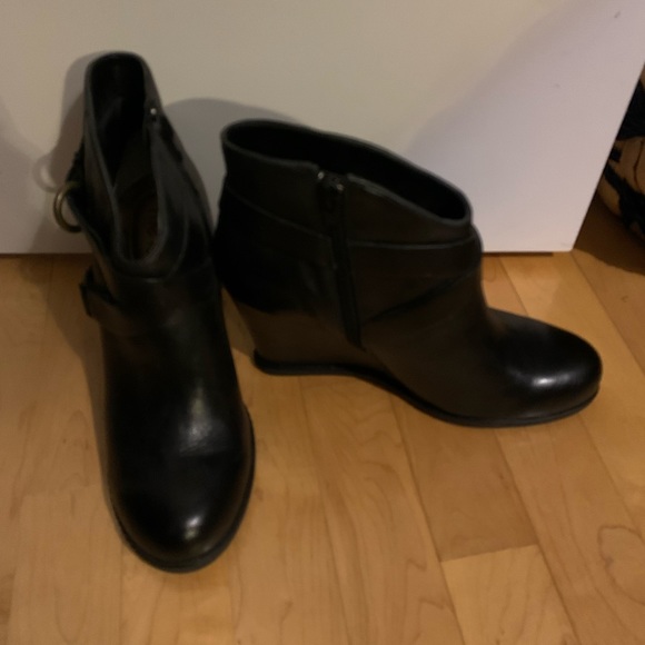 Me Too Women's Breanna Ankle Boots Black Wedge Heel Side Zip Buckle Leather 8 - Picture 2 of 8